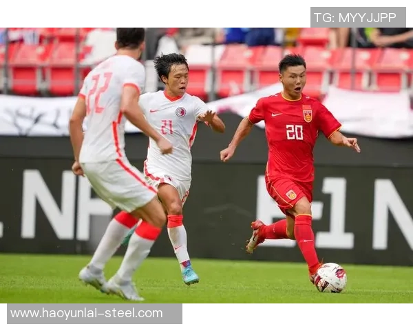 俄罗斯与沙特激战正酣举起手来展现足球激情与友谊